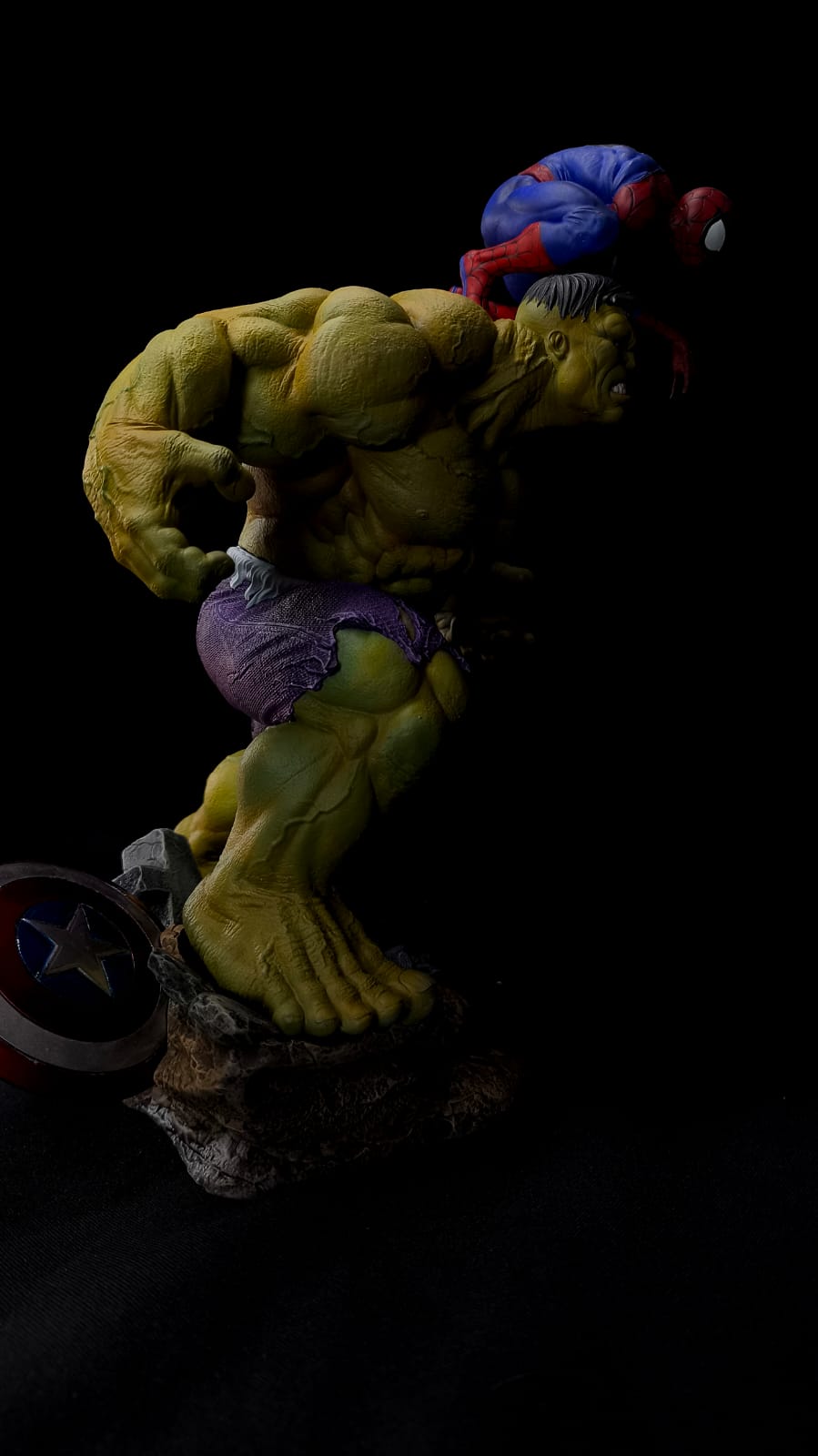 Diorama do Hulk e Spider Man