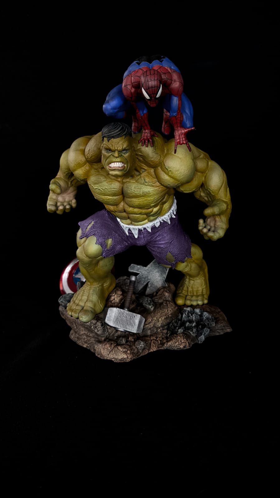 Diorama do Hulk e Spider Man