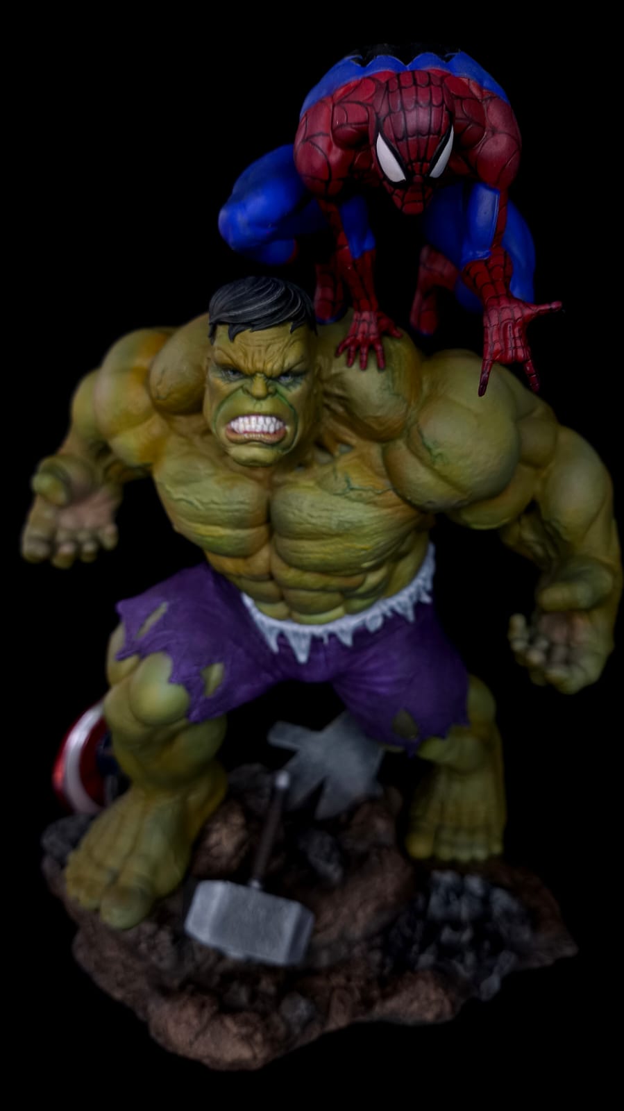Diorama do Hulk e Spider Man