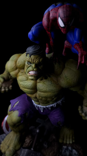 Diorama do Hulk e Spider Man