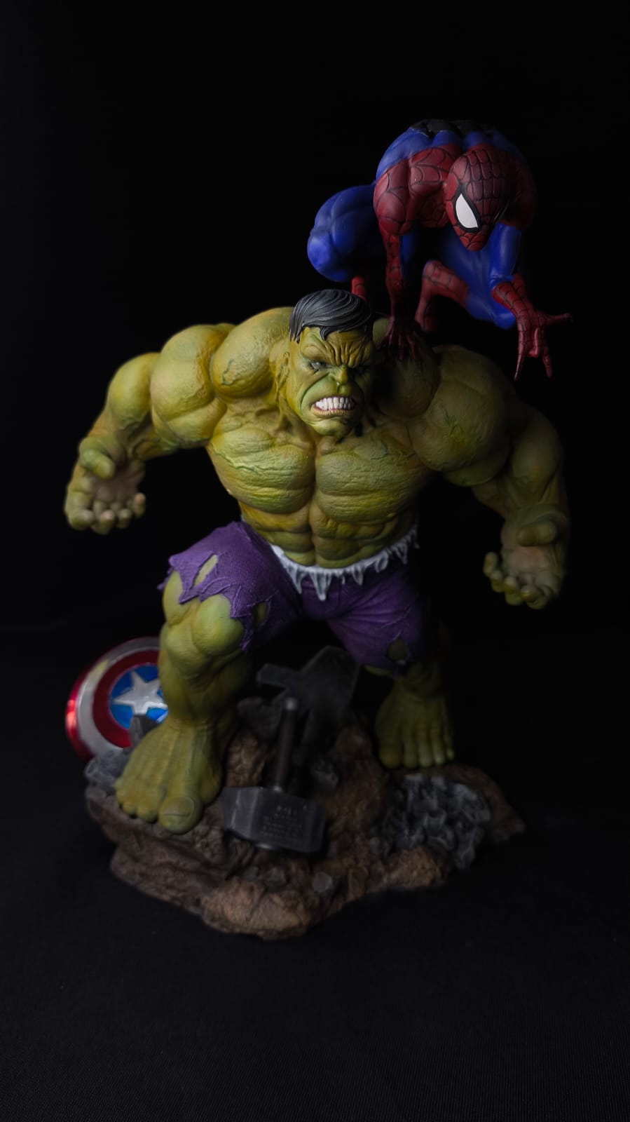 Diorama do Hulk e Spider Man