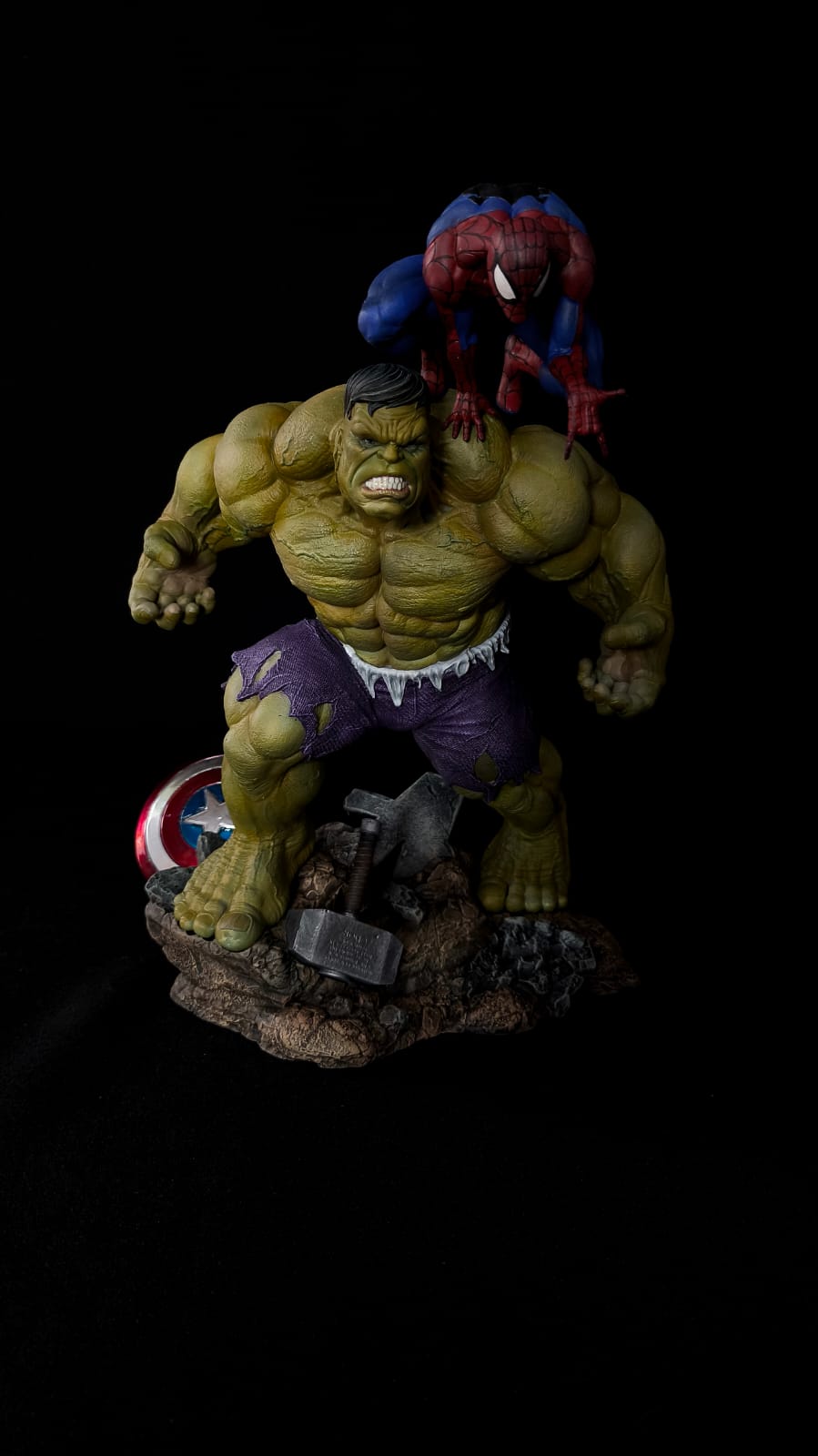 Diorama do Hulk e Spider Man