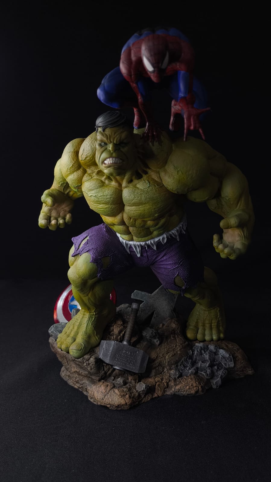 Diorama do Hulk e Spider Man