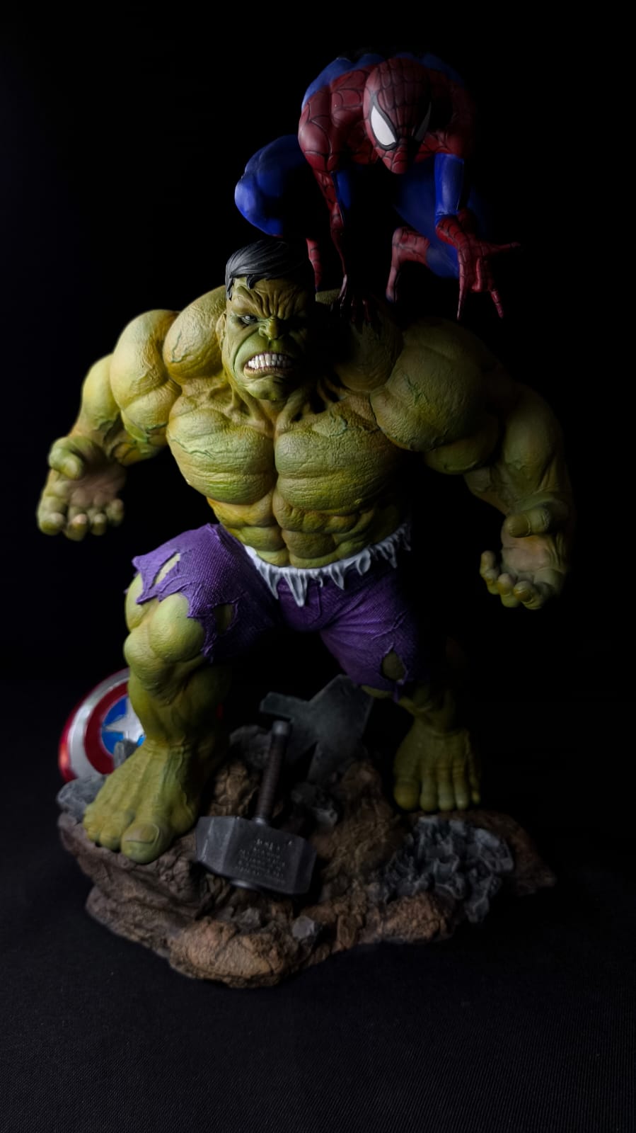 Diorama do Hulk e Spider Man